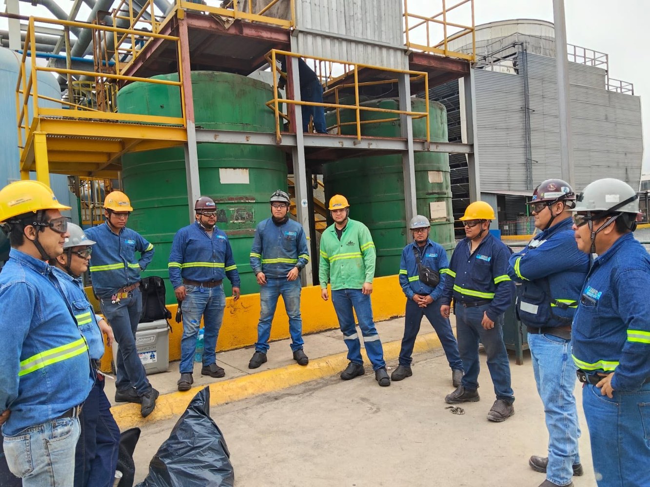 Personal de JABC durante actividades de seguridad en instalaciones industriales